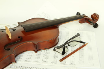 Violin on note with pencil and glasses