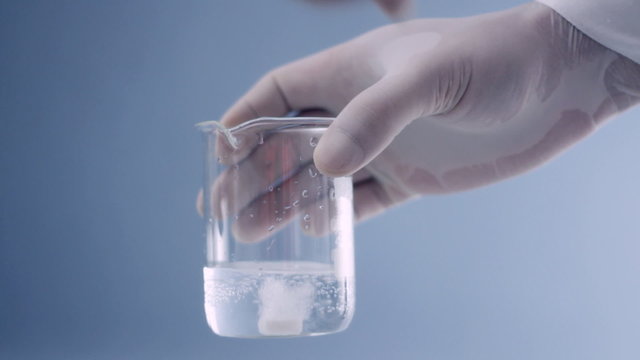 Effervescent tablet in beaker with water
