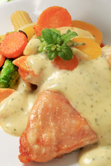 Chicken breast and mixed vegetables poured with sauce