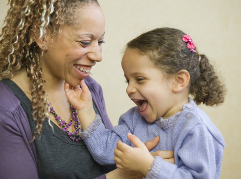 Calin tendresse - une maman et sa fille