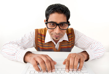 Junger Mann mit Brille am Computer