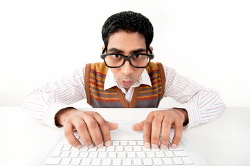 Mann am Computer mit Brille, lustig - obrazy, fototapety, plakaty