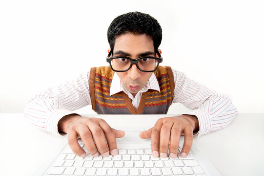 Mann am Computer mit Brille, lustig