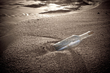Message dans une bouteille rejetée par la mer
