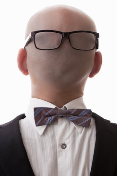 Uomo calvo vestito al contrario