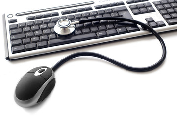 Stéthoscope sur un clavier d'ordinateur