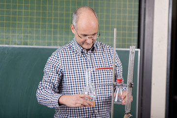 lehrer bereitet experiment vor