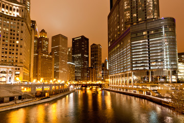 Fototapeta na wymiar Te wysokie budynki wzdłuż rzeki Chicago