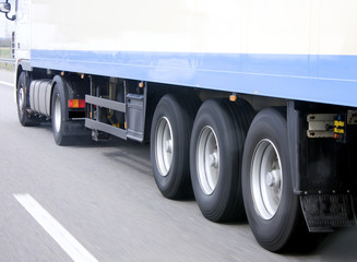 Obraz na płótnie Canvas ciężarówka zbliżenie na autostradzie