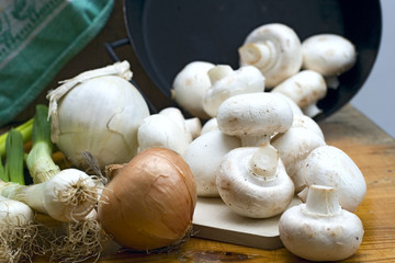 Champignons und Zwiebel
