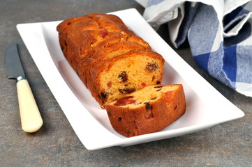un cake aux fruits confits