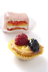 Due pasticcini su sfondo bianco