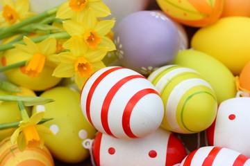 farbige eier mit osterglocken