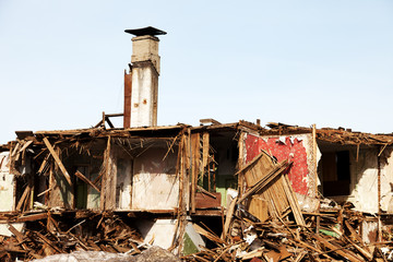 Fototapeta na wymiar Disaster zniszczony dom