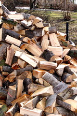 große Menge Holz Scheite Brennholz auf Grundstück gestapelt
