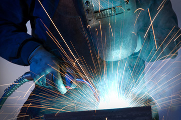 Worker welding steel close up. - obrazy, fototapety, plakaty
