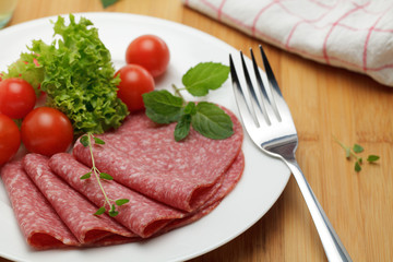 Salami mit Kirschtomaten