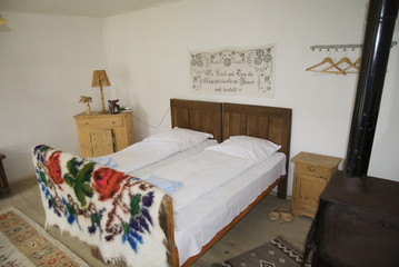 camera da letto nella casa sassone