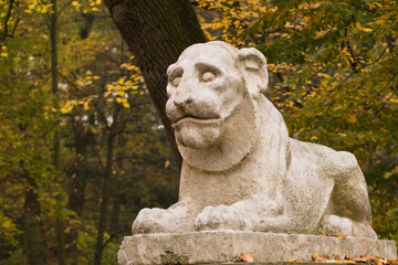 Fototapeta na wymiar Lion posąg w parku w Warszawie