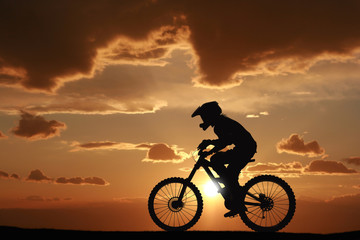 Obraz premium Mountain biker at sunset