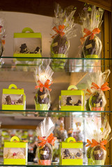 vitrine et présentation de chocolats de pâques