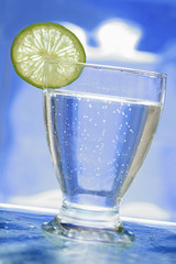 Verre d'eau avec une rondelle de citron