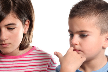 due bambini guardano qualcosa