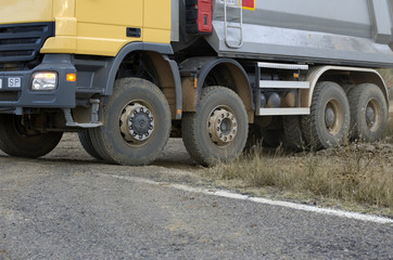 Camion incorporandose a la carretera