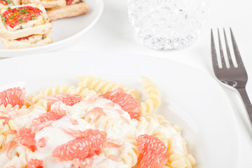 Nudeln mit Grapefruit und Käsesauce