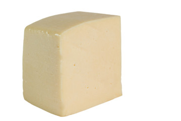Кусок сыра на белом фоне