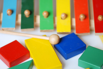 Bausteine und Xylophon Bunt
