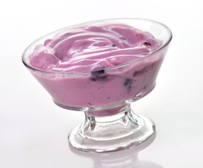 blackberry and strawberry yogurt