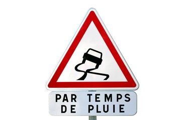 Panneau de danger ' chaussée glissante '