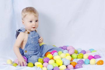 Fototapeta na wymiar Baby Boy Playing With kolorów pisanki