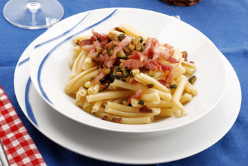 FUSILLI CON ZUCCHINA E PANCETTA