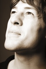 Obraz premium Man Looking Upwards