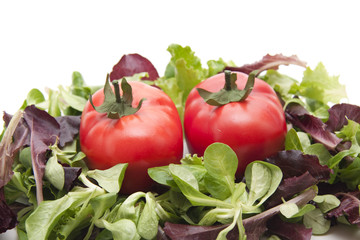 Tomaten auf Mischsalat