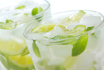 cocktails with lime and mint