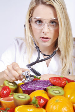 Laborantin mit Obst und Gemüse Porträt