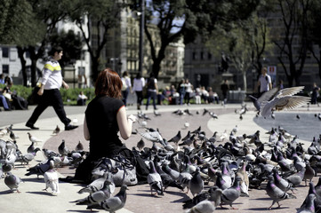 Femme aux pigeons