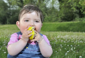 Bebé comiendo manzana.