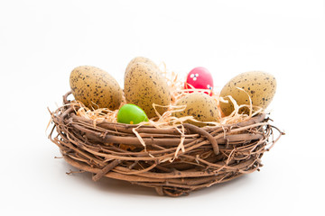 Korb gefüllt mit zwei bunten und anderen Eiern für Ostern