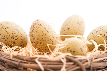 Naklejka na ściany i meble Geflochtener Korb gefüllt mit einigen Eiern für Ostern