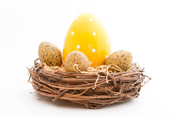 Geflochtener Korb gefüllt mit einem gelben großen Ei für Ostern