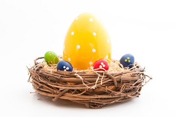 Korb gefüllt mit viele bunten Eiern für Ostern