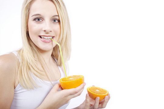 Frau mit Vitamindrink witzig Orange Porträt