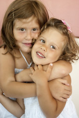 Abbraccio tra sorelle