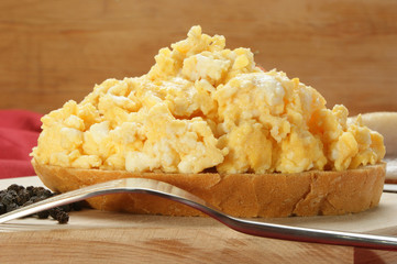 Rührei auf einer Brotscheibe