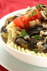 Nudeln mit Champignons und Tomate