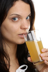 Orangensaft wird aus einem Glas getrunken